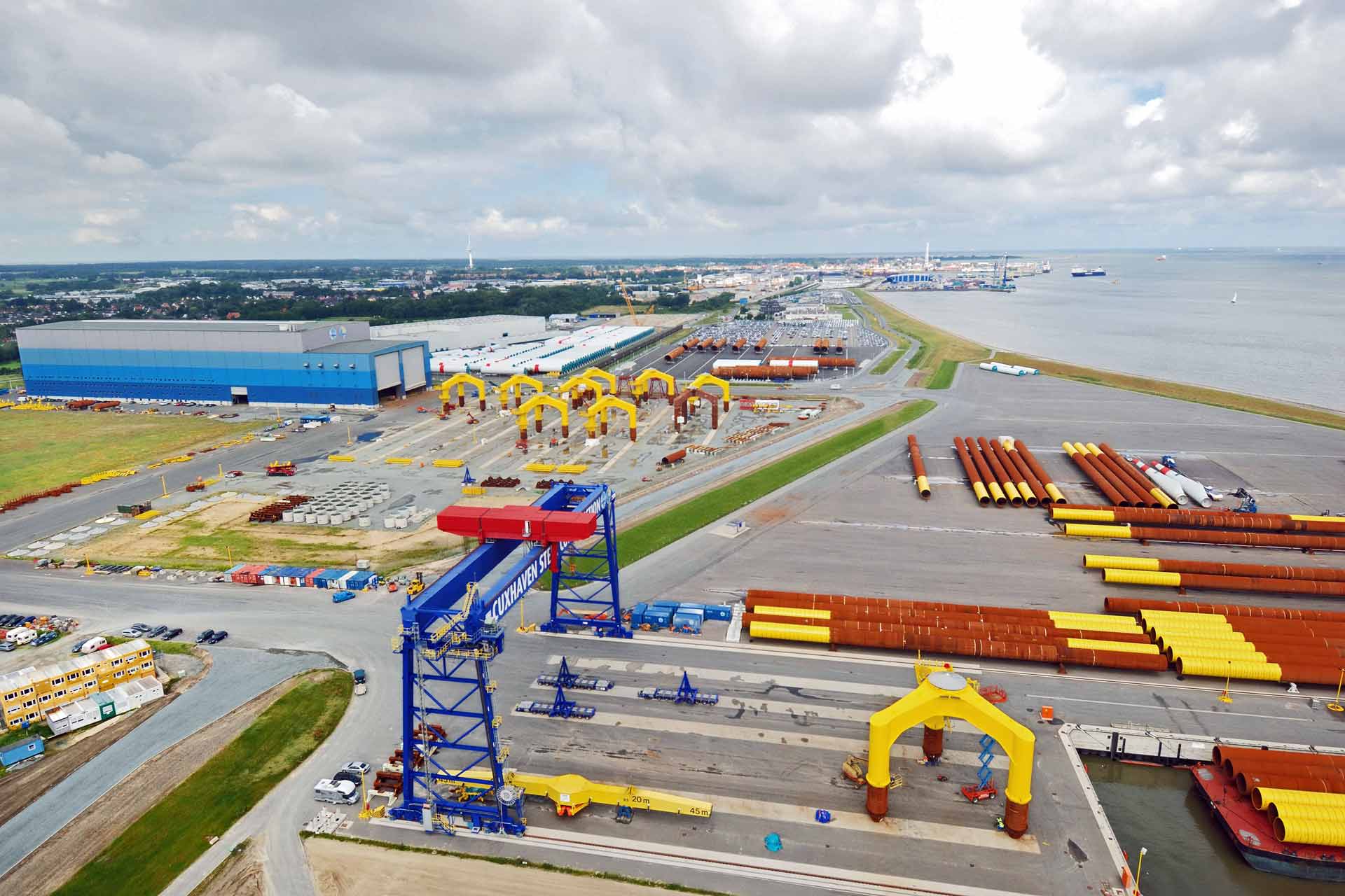 Windturbinen-Segmente im Offshore-Terminal Cuxhaven