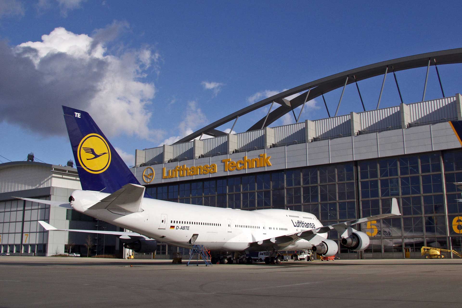 A Lufthansa Boeing 747-400 in front of the Lufthansa Technik jumbo hangar in Hamburg