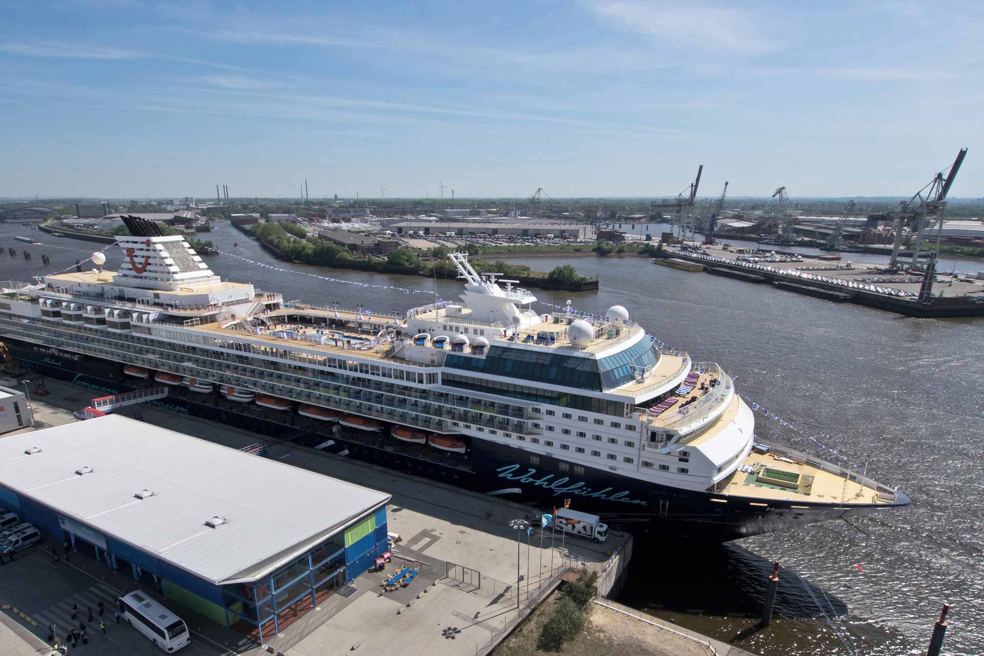 Kreuzfahrtschiff am Terminal im Hamburger Hafen